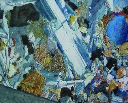 Petrographisches Gemälde nach Alkali-Olivin-Basalt als Vorschaubild des Hessenschau-Beitrags